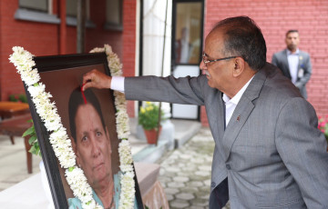 प्रधानमन्त्रीपत्नीको निधनमा नेता, कलाकारदेखि कूटनीतिक नियोगका प्रमुखले बालुवाटारमा दिए श्रद्धाञ्जली (भिडियो/तस्वीरहरू)